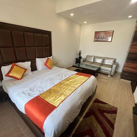 Hotel Royal Palace Hapur Exterior photo
