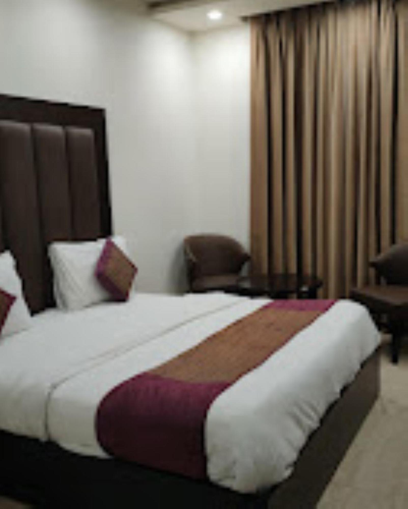 Hotel Royal Palace Hapur Exterior photo