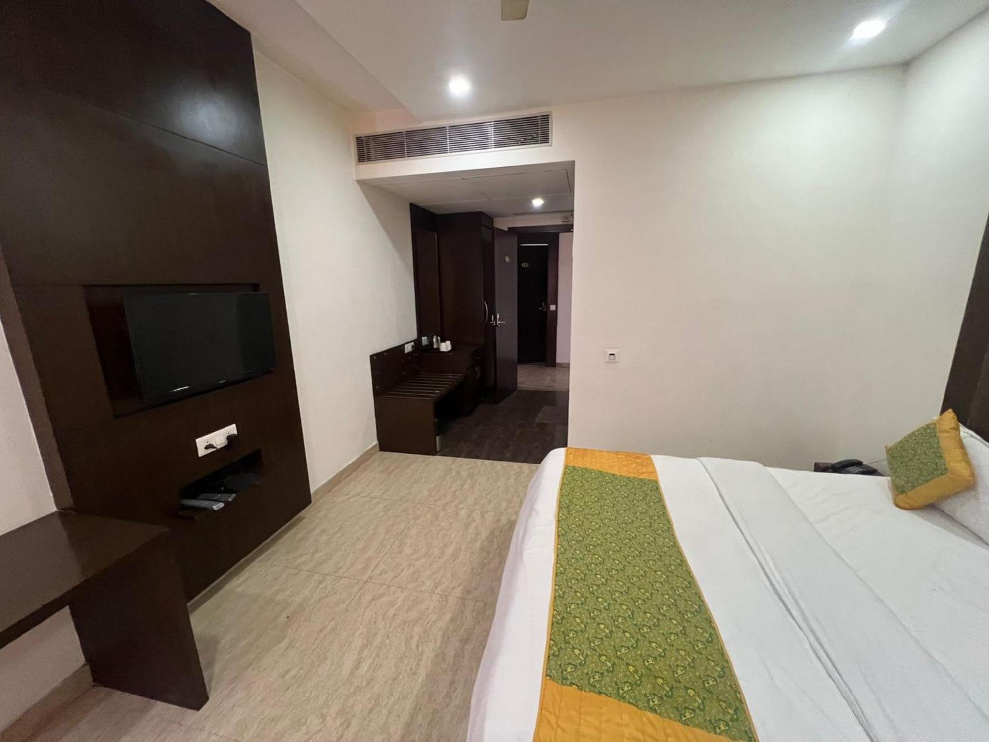 Hotel Royal Palace Hapur Exterior photo