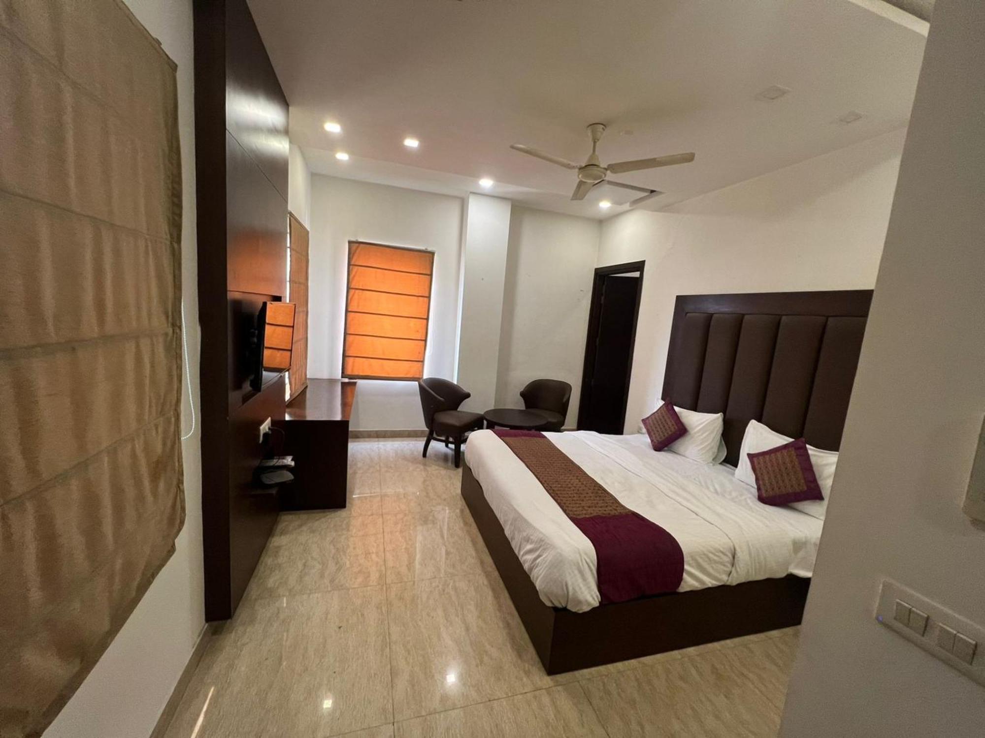 Hotel Royal Palace Hapur Exterior photo