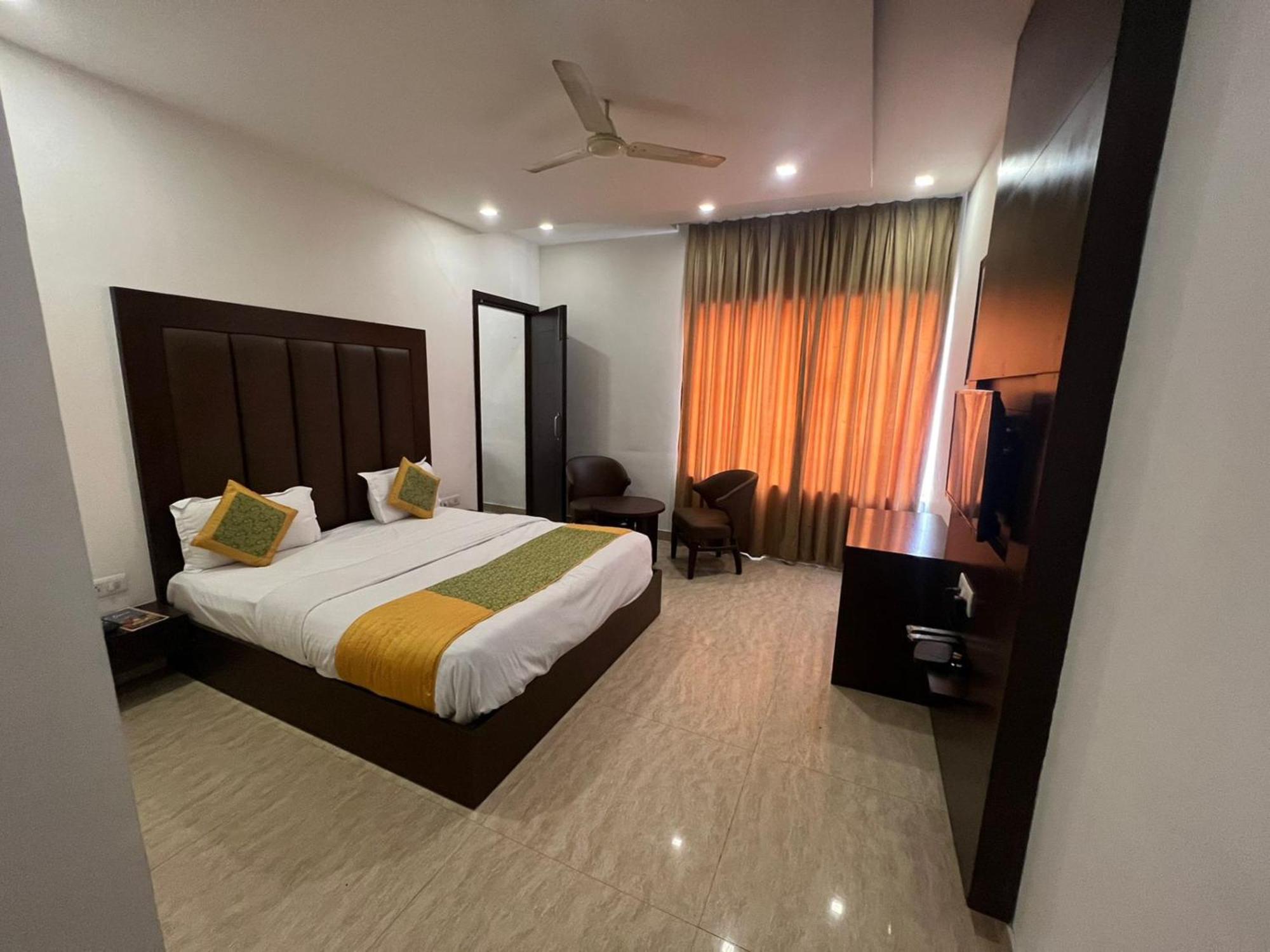 Hotel Royal Palace Hapur Exterior photo