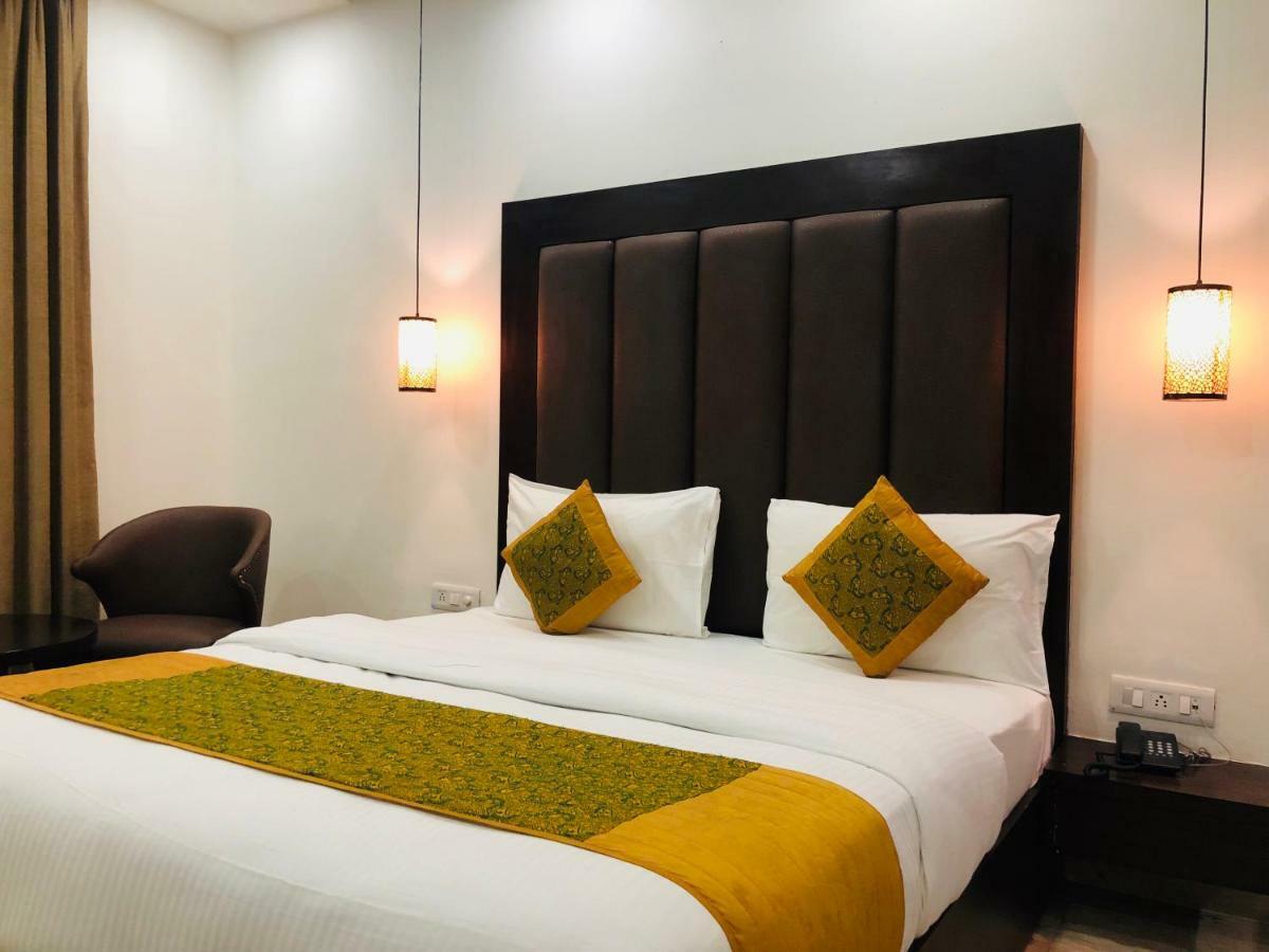 Hotel Royal Palace Hapur Exterior photo